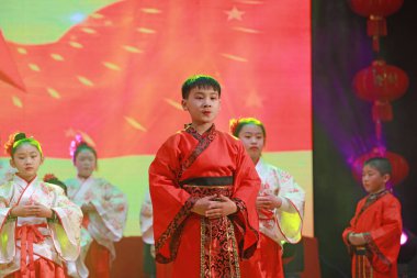 LUANNAN COUNTY, Hebei Eyaleti, Çin - 11 Ocak 2020: Çinli çocukların sahnede dans gösterisi.