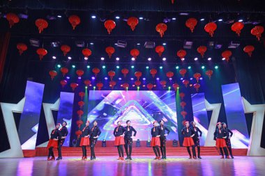 LUANNAN COUNTY, Hebei Eyaleti, Çin - 11 Ocak 2020: Sahnede Çinli kadınların spor dansı.