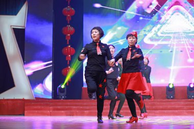 LUANNAN COUNTY, Hebei Eyaleti, Çin - 11 Ocak 2020: Sahnede Çinli kadınların spor dansı.