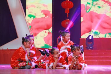 LUANNAN COUNTY, Hebei Eyaleti, Çin - 11 Ocak 2020: Çinli çocukların sahnede dans gösterisi.