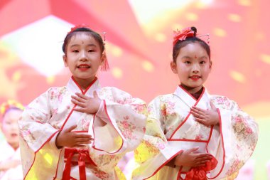 LUANNAN COUNTY, Hebei Eyaleti, Çin - 11 Ocak 2020: Çinli çocukların sahnede dans gösterisi.