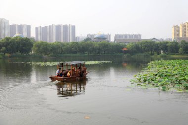 Luannan İlçesi, Çin - 15 Temmuz 2019: Ziyaretçiler, Çin 'in Hebei Eyaleti, Luannan İlçesi, tekneyle lotus çiçeklerinin tadını çıkarıyorlar.