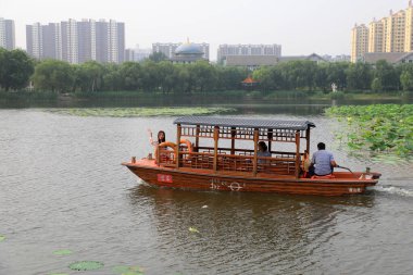 Luannan İlçesi, Çin - 15 Temmuz 2019: Ziyaretçiler, Çin 'in Hebei Eyaleti, Luannan İlçesi, tekneyle lotus çiçeklerinin tadını çıkarıyorlar.