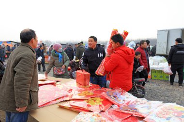LUANNAN COUNTY, Hebei Eyaleti, Çin - 17 Ocak 2020: Yeni yıl ürünleri satın alanlar kırsal ekonomi ve ticaret piyasasındalar.