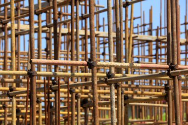 İnşaat alanında çelik boru iskelesi.