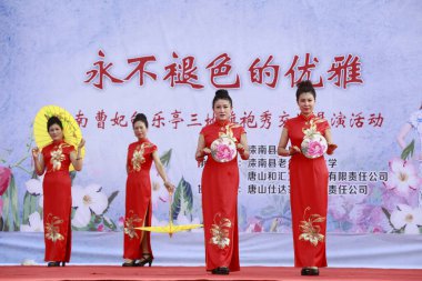 Luannan County - 27 Ağustos 2018: Cheongsam yürüyüş şovu, Luannan County, Hebei Eyaleti, Chin