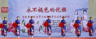 Luannan County - 27 Ağustos 2018: Cheongsam yürüyüş şovu, Luannan County, Hebei Eyaleti, Chin