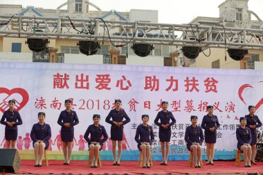 Luannan County - 14 Ekim 2018: Kızlar tören performansları sergiliyor, Luannan County, Hebei Eyaleti, Çin