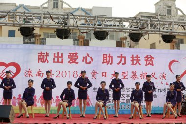 Luannan County - 14 Ekim 2018: Kızlar tören performansları sergiliyor, Luannan County, Hebei Eyaleti, Çin