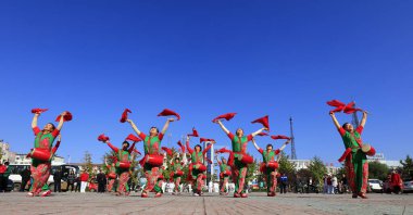 LUANNAN COUNTY, Çin - 17 Ekim 2018: Çifte Dokuzuncu Festival spor etkinlikleri serisi LUANNAN COUNTY, Hebei Eyaleti, Çin 'de sergilenmektedir.