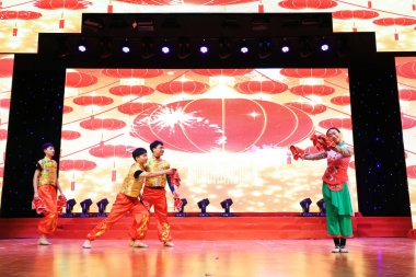 Luannan County - 24 Ocak 2019: Bahar Festivali Galası, Luannan County, Hebei Eyaleti, Çin 'de Çocuk Dansı Gösterisi