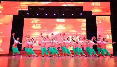 Luannan County - 24 Ocak 2019: Bahar Festivali Galası, Luannan County, Hebei Eyaleti, Çin 'de Çocuk Dansı Gösterisi