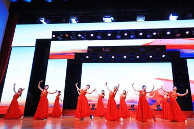 Luannan County - 24 Ocak 2019: Sahnede şarkı ve dans gösterisi, Bahar Festivali Galası, Luannan County, Hebei Eyaleti, Çin