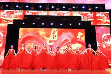 Luannan County - 24 Ocak 2019: Sahnede şarkı ve dans gösterisi, Bahar Festivali Galası, Luannan County, Hebei Eyaleti, Çin