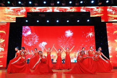 Luannan County - 24 Ocak 2019: Sahnede şarkı ve dans gösterisi, Bahar Festivali Galası, Luannan County, Hebei Eyaleti, Çin