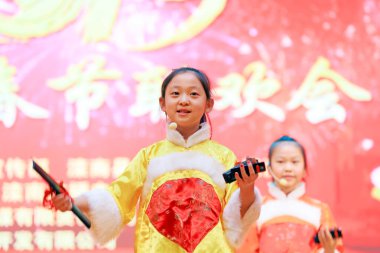 Luannan County - 24 Ocak 2019: Sahnedeki edebi ve sanatsal programların performansı, Bahar Festivali Gala, Luannan County, Hebei Eyaleti, Çin