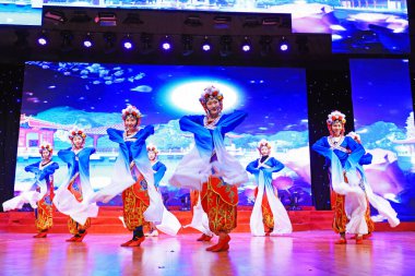 Luannan County - 24 Ocak 2019: İç Moğolistan Stili Dans Performansı Sahnede, Bahar Festivali Galası, Luannan County, Hebei Eyaleti, Çin