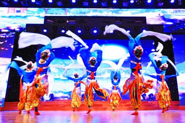 Luannan County - 24 Ocak 2019: İç Moğolistan Stili Dans Performansı Sahnede, Bahar Festivali Galası, Luannan County, Hebei Eyaleti, Çin