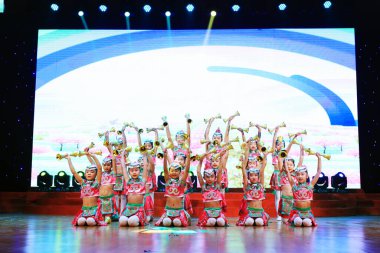 Luannan County - 25 Ocak 2019: Sahnede Dans Performansı, Bahar Festivali Galası, Luannan County, Hebei Eyaleti, Çin