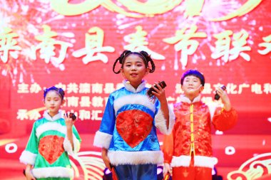 Luannan County - 25 Ocak 2019: Sahnedeki tiyatro gösterileri, Luannan County, Hebei Eyaleti, Çin