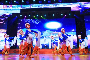 Luannan County - 25 Ocak 2019: İç Moğolistan Stili Dans Performansı Sahnede, Bahar Festivali Galası, Luannan County, Hebei Eyaleti, Chin
