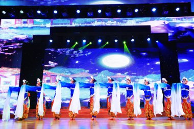 Luannan County - 25 Ocak 2019: İç Moğolistan Stili Dans Performansı Sahnede, Bahar Festivali Galası, Luannan County, Hebei Eyaleti, Chin