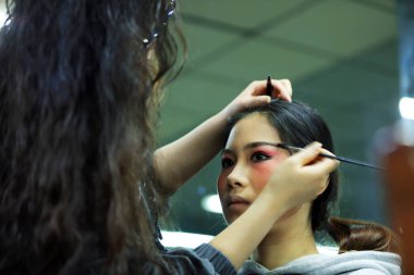 Luannan County - 25 Ocak 2019: Pekin Opera aktrisleri makyaj yapıyor, Luannan County, Hebei Eyaleti, Çin
