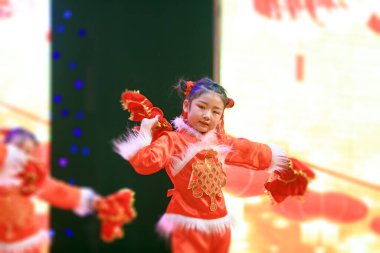 Luannan County - 26 Ocak 2019: Sahnede Çocuk Dansı Performansı, Luannan County, Hebei Eyaleti, Chin