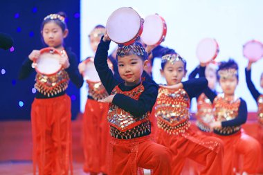 Luannan County - 26 Ocak 2019: Sahnede Çocuk Dansı Performansı, Luannan County, Hebei Eyaleti, Chin