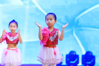 Luannan County - 26 Ocak 2019: Sahnede Çocuk Dansı Performansı, Luannan County, Hebei Eyaleti, Chin