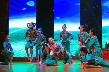 Luannan County - 26 Ocak 2019: Sahnede Çocuk Dansı Performansı, Luannan County, Hebei Eyaleti, Chin