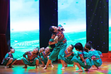 Luannan County - 26 Ocak 2019: Sahnede Çocuk Dansı Performansı, Luannan County, Hebei Eyaleti, Chin