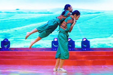 Luannan County - 26 Ocak 2019: Sahnede Çocuk Dansı Performansı, Luannan County, Hebei Eyaleti, Chin