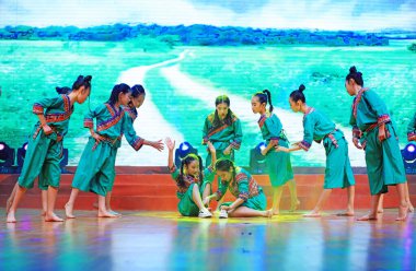 Luannan County - 26 Ocak 2019: Sahnede Çocuk Dansı Performansı, Luannan County, Hebei Eyaleti, Chin