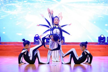 Luannan County - 26 Ocak 2019: Sahnede Çocuk Dansı Performansı, Luannan County, Hebei Eyaleti, Chin