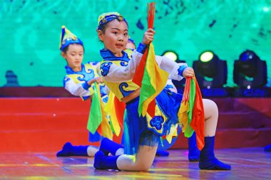 Luannan County - 26 Ocak 2019: Sahnede Çocuk Dansı Performansı, Luannan County, Hebei Eyaleti, Chin