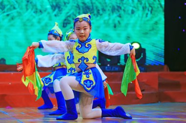 Luannan County - 26 Ocak 2019: Sahnede Çocuk Dansı Performansı, Luannan County, Hebei Eyaleti, Chin