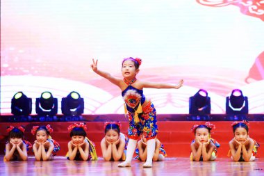 Luannan County - 26 Ocak 2019: Sahnede Çocuk Dansı Performansı, Luannan County, Hebei Eyaleti, Chin