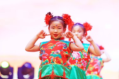 Luannan County - 26 Ocak 2019: Sahnede Çocuk Dansı Performansı, Luannan County, Hebei Eyaleti, Chin