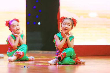 Luannan County - 26 Ocak 2019: Sahnede Çocuk Dansı Performansı, Luannan County, Hebei Eyaleti, Chin