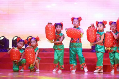 Luannan County - 26 Ocak 2019: Sahnede Çocuk Dansı Performansı, Luannan County, Hebei Eyaleti, Chin