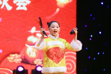 Luannan County - 26 Ocak 2019: Sahnede Çocuk Dansı Performansı, Luannan County, Hebei Eyaleti, Chin
