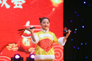 Luannan County - 26 Ocak 2019: Sahnede Çocuk Dansı Performansı, Luannan County, Hebei Eyaleti, Chin