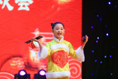 Luannan County - 26 Ocak 2019: Sahnede Çocuk Dansı Performansı, Luannan County, Hebei Eyaleti, Chin