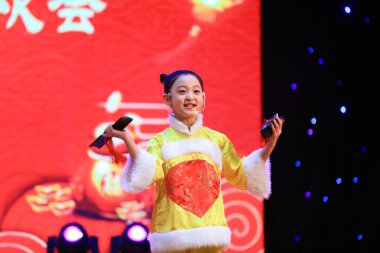 Luannan County - 26 Ocak 2019: Sahnede Çocuk Dansı Performansı, Luannan County, Hebei Eyaleti, Chin