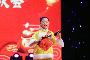 Luannan County - 26 Ocak 2019: Sahnede Çocuk Dansı Performansı, Luannan County, Hebei Eyaleti, Chin