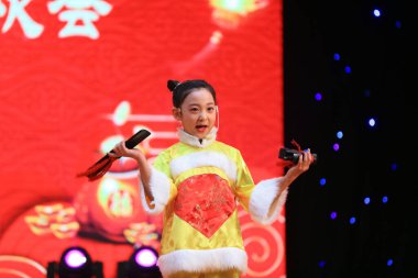 Luannan County - 26 Ocak 2019: Sahnede Çocuk Dansı Performansı, Luannan County, Hebei Eyaleti, Chin