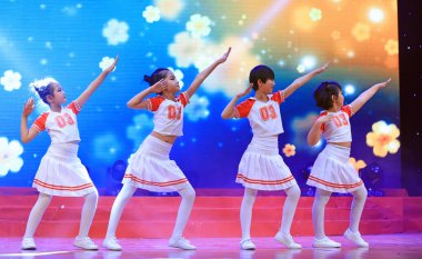 Luannan County - 27 Ocak 2019: Sahne, Luannan County, Hebei Eyaleti, Çin 'de çocuk dans gösterisi
