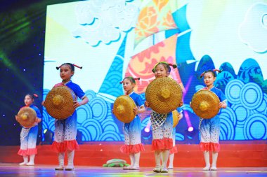 Luannan County - 27 Ocak 2019: Sahne, Luannan County, Hebei Eyaleti, Çin 'de çocuk dans gösterisi