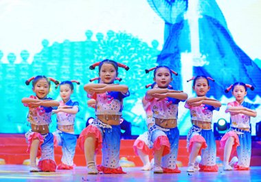 Luannan County - 27 Ocak 2019: Sahne, Luannan County, Hebei Eyaleti, Çin 'de çocuk dans gösterisi